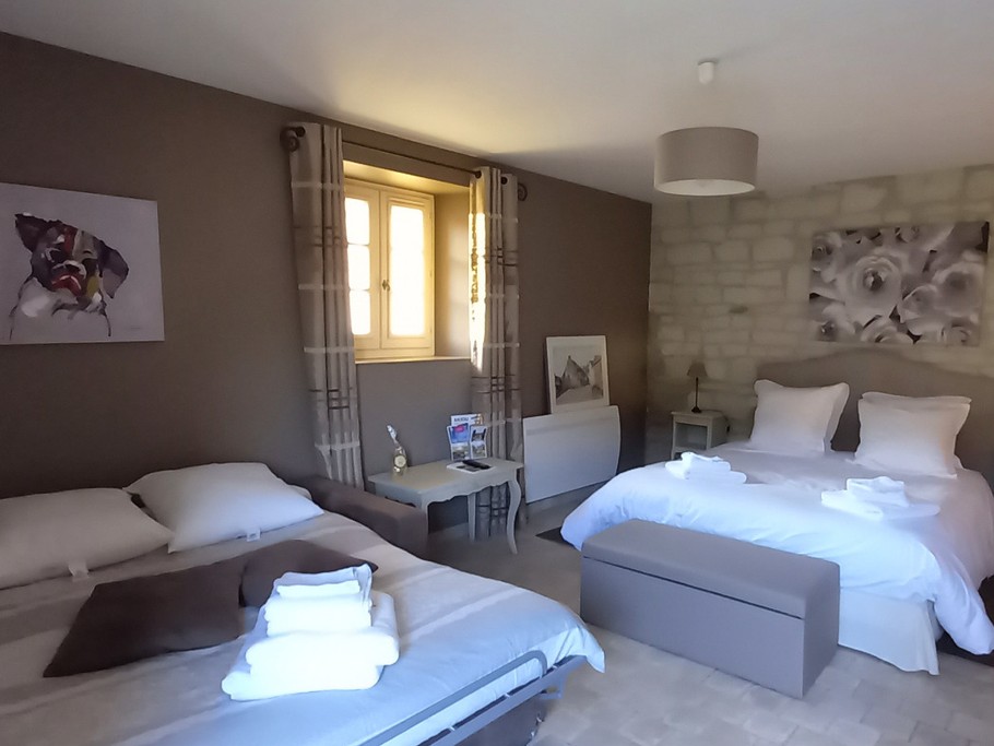 la chambre avec le canapé ouvert, Chambre Toucan pour 2 à 4 personnes sur le site Les Laurielles, près de Saumur et des châteaux de La Loire