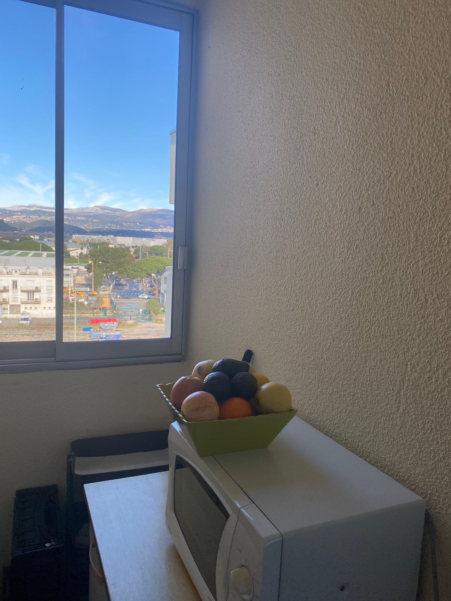 loggia avec vue sur l'arrière pays cannois, avec meuble de rangement