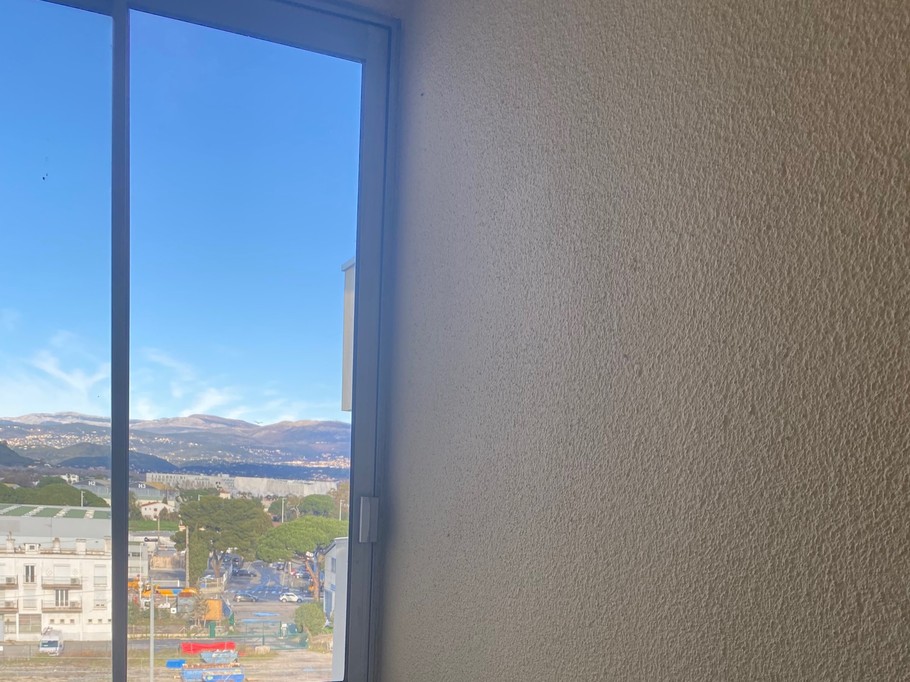 loggia avec vue sur l'arrière pays cannois, avec meuble de rangement