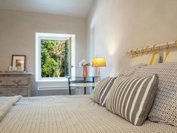 Le gite du Figuier en Charente maritime avec la chambre à l'étage et un grand lit