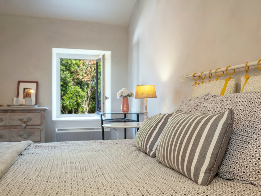 chambre un grand lit