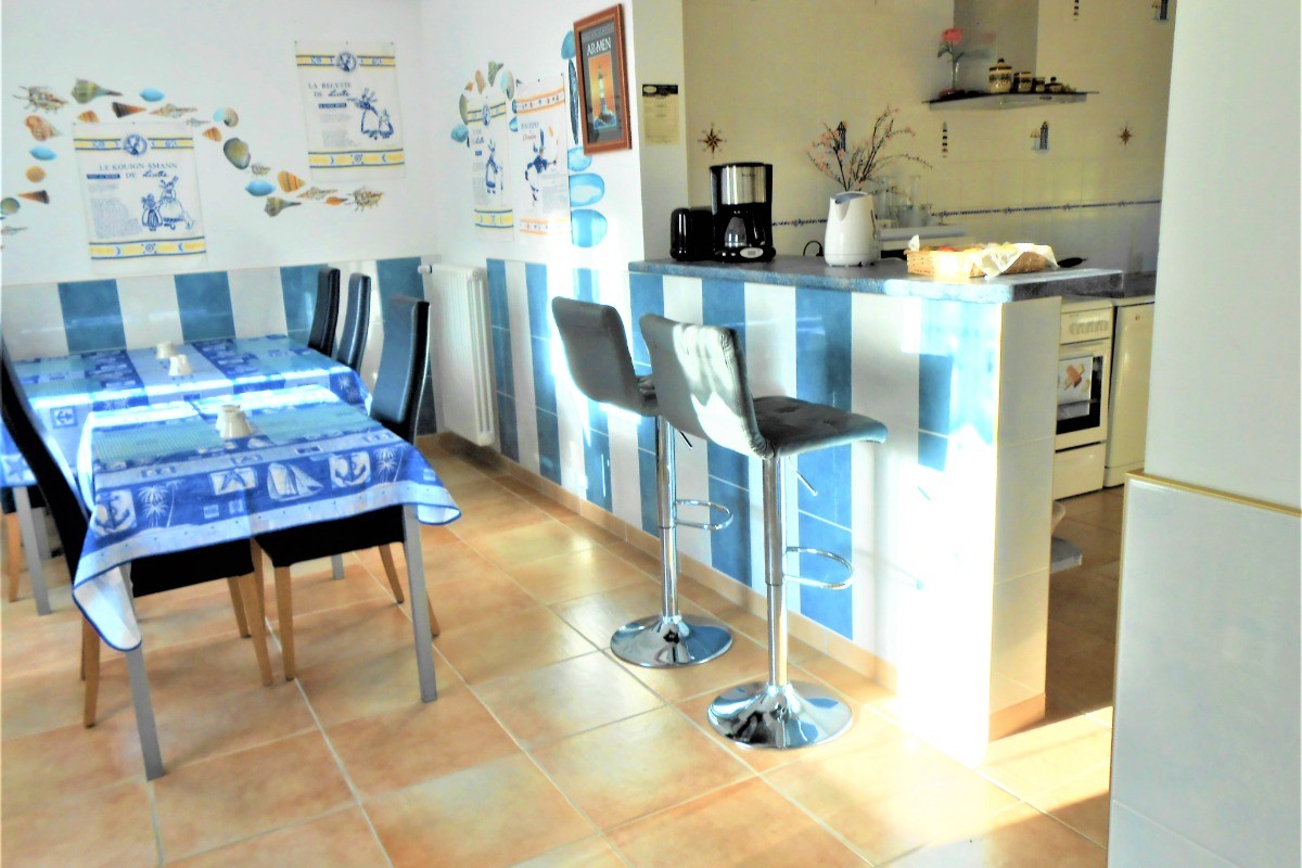 salle de petits déjeuners 2 et kitchenette (restent à disposition gratuitement le soir)