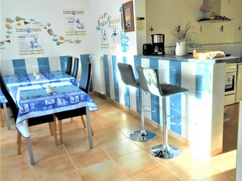 salle de petits déjeuners 2 et kitchenette (restent à disposition gratuitement le soir)