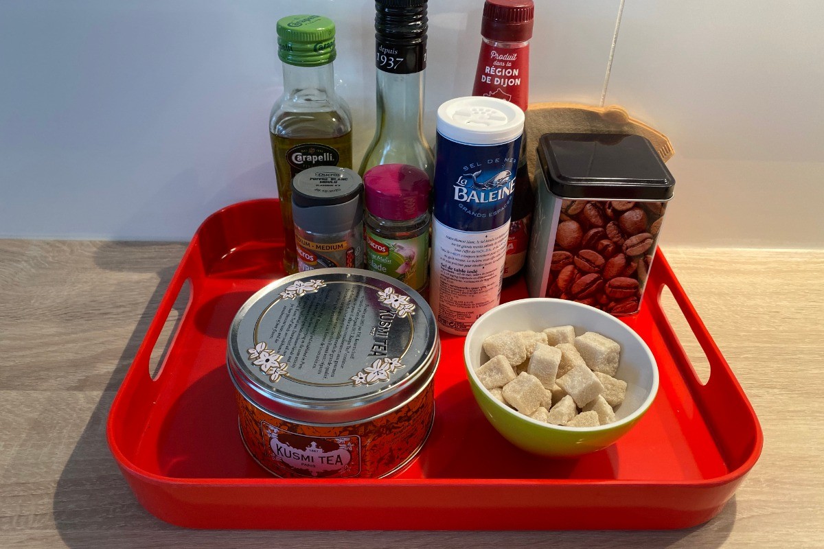 Thé, café, sucres, huile d'olive, vinaigre et condiments