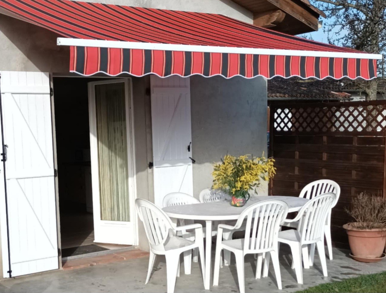 Terrasse avec vue sur le parc arboré