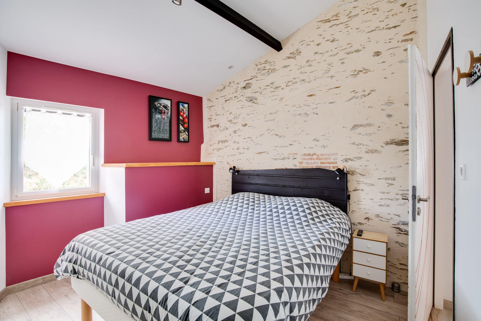Chambre avec lit queen size et écran plat.
