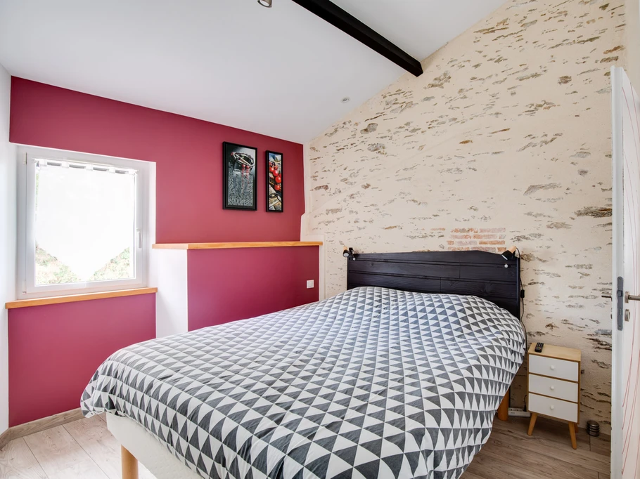 Chambre avec lit queen size et écran plat.