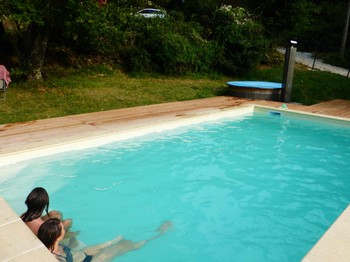 piscine avec banquette intégrée