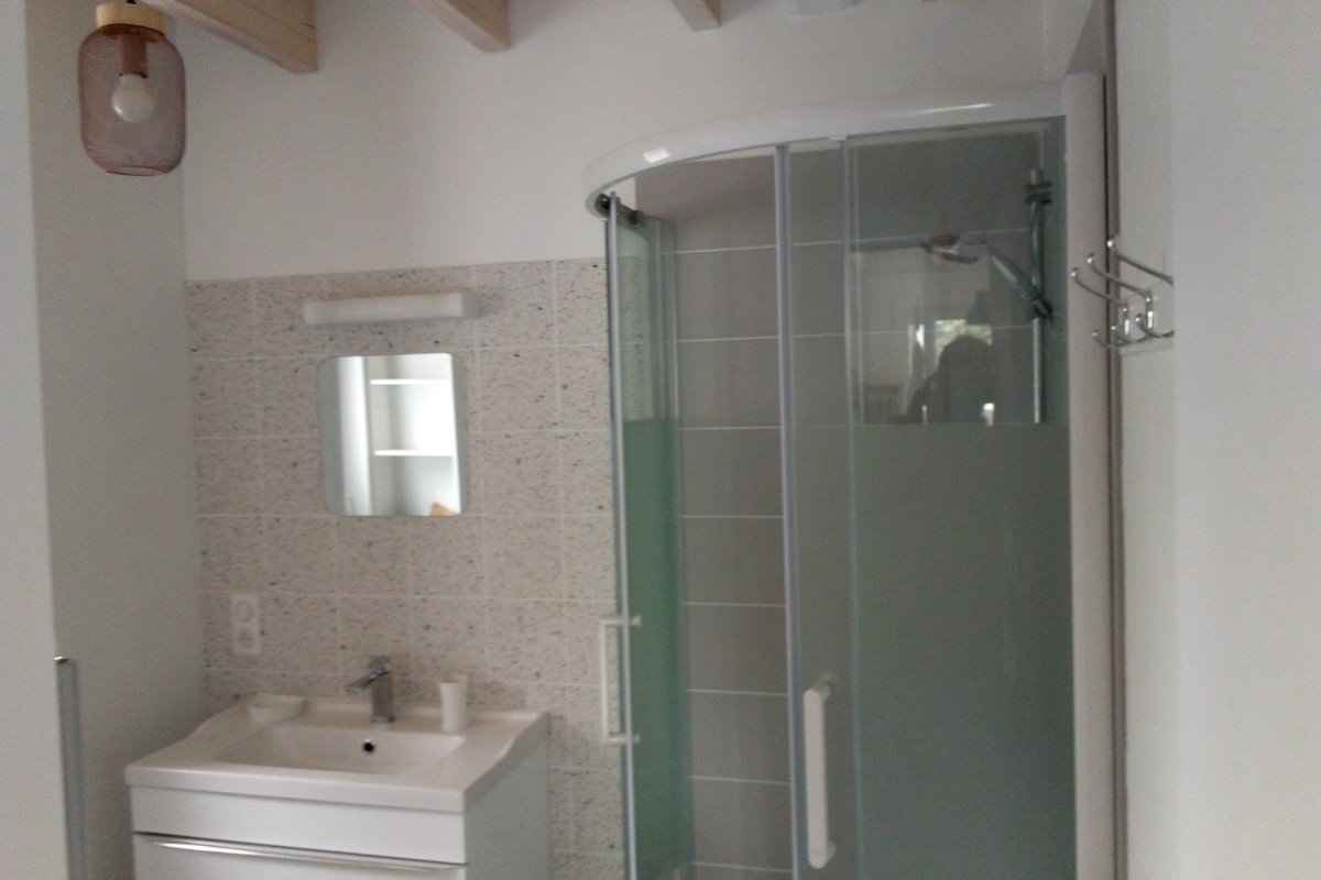 salle de bain avec lave-linge