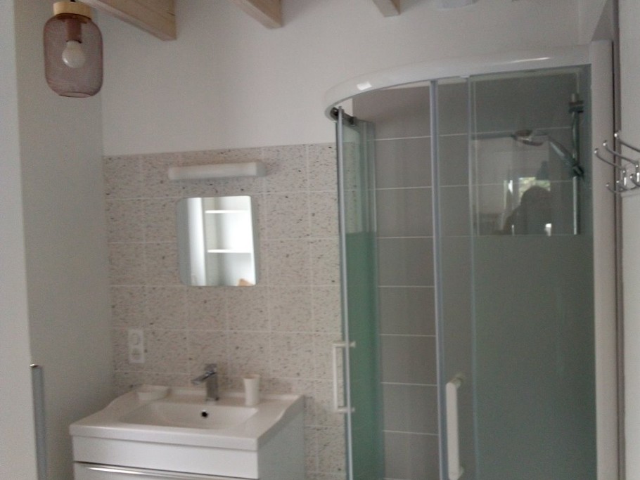 salle de bain avec lave-linge