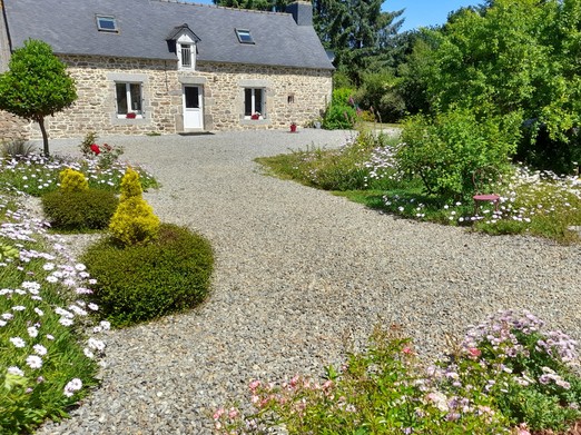 Maison. location Clévacances Bourbriac (Côtes d'Armor, Bretagne) - Tranquillité dans un espace fleuri et verdoyant