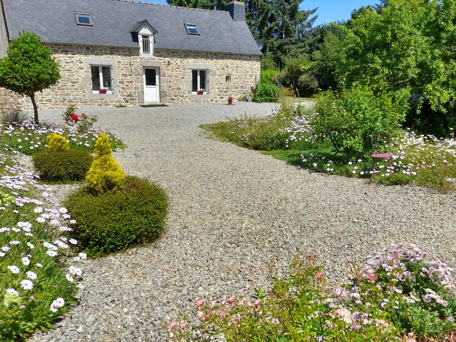 Maison. location Clévacances Bourbriac (Côtes d'Armor, Bretagne) - Tranquillité dans un espace fleuri et verdoyant