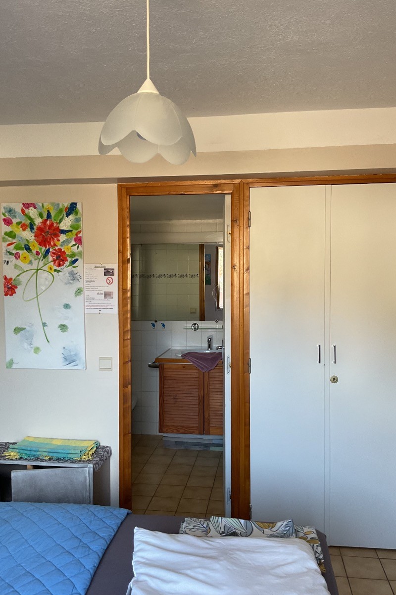 Placard et salle d’eau de la chambre parentale rez -de jardin