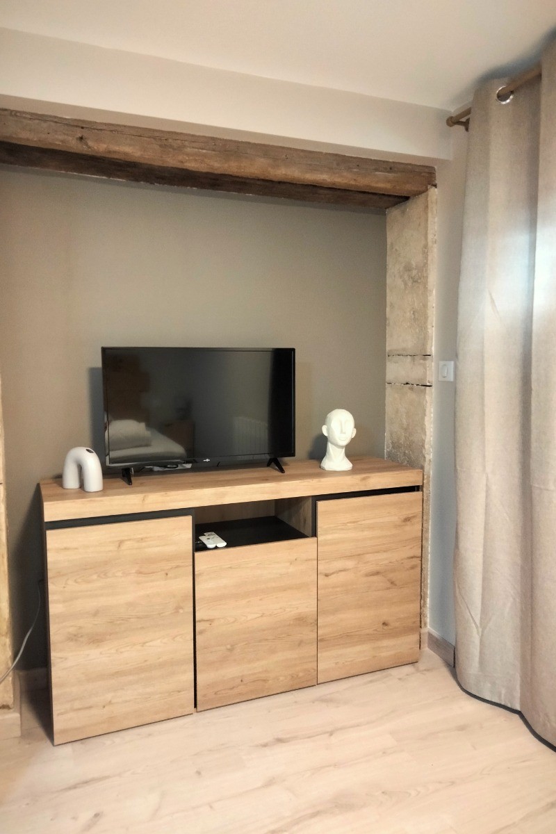 Gîte de Briante - Chambre minérale au RDC meuble TV
