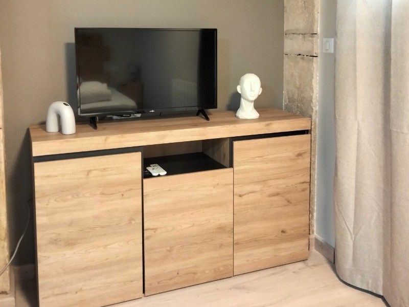 Gîte de Briante - Chambre minérale au RDC meuble TV