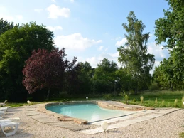 Piscine plage chauffée, plan d'eau au fond du parc