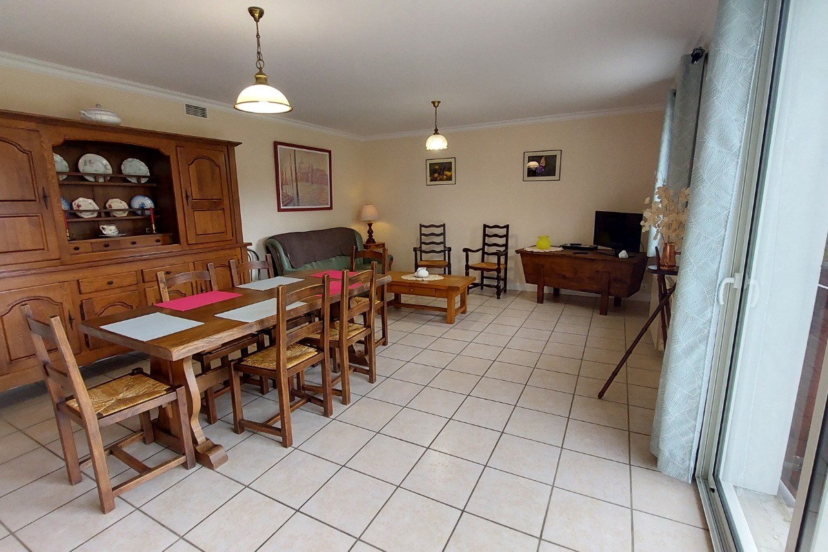 Salon - Salle à manger avec accès direct sur la terrasse et le jardin