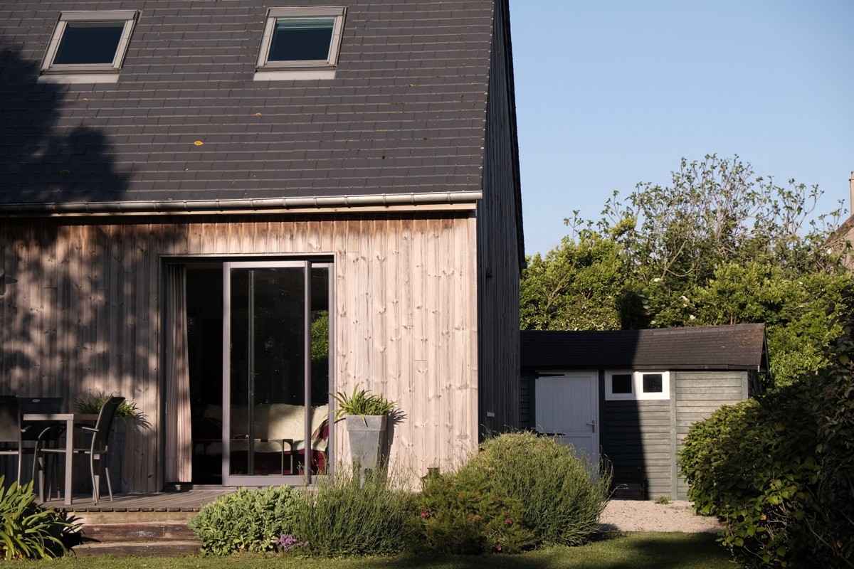 Le gîte côté jardin avec la terrasse.