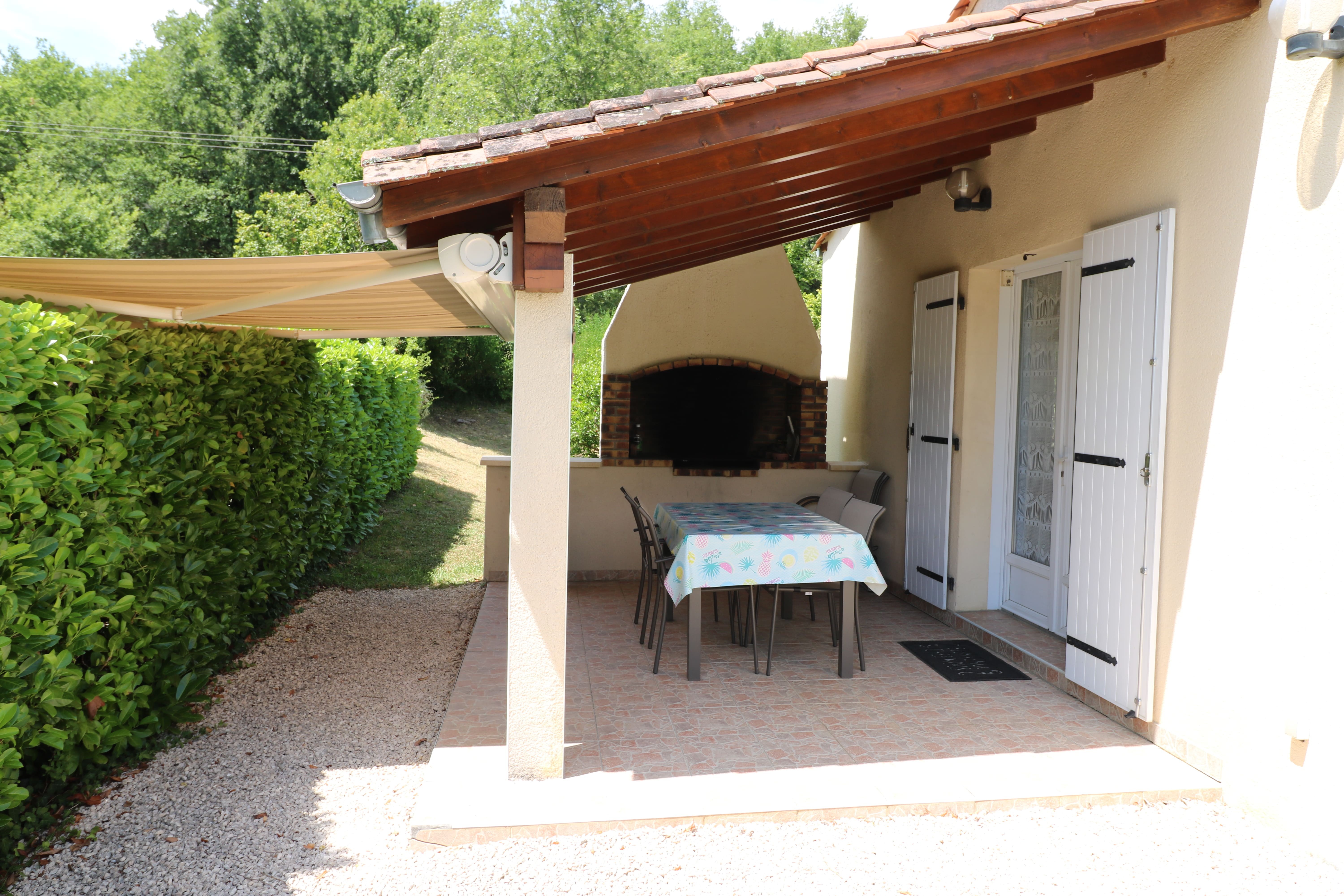 Terrasse couverte avec store