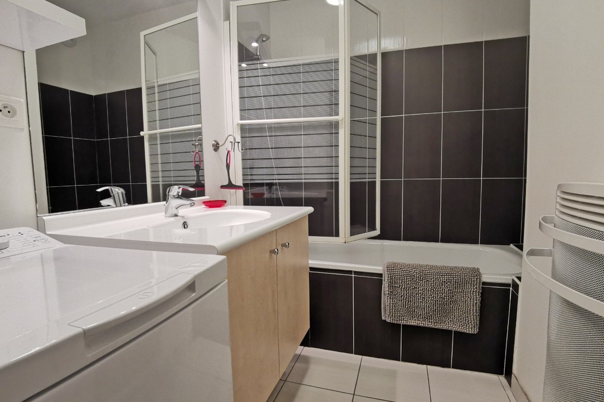 salle d'eau avec lave-linge