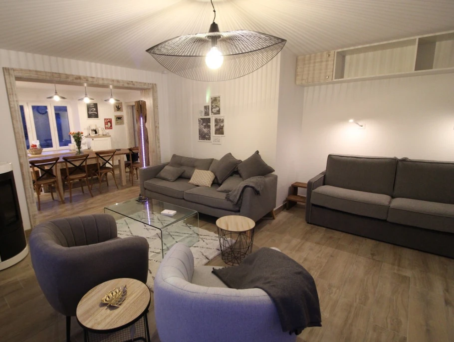 Living room, kitchen with pellet stove - Au Gite des Mazes