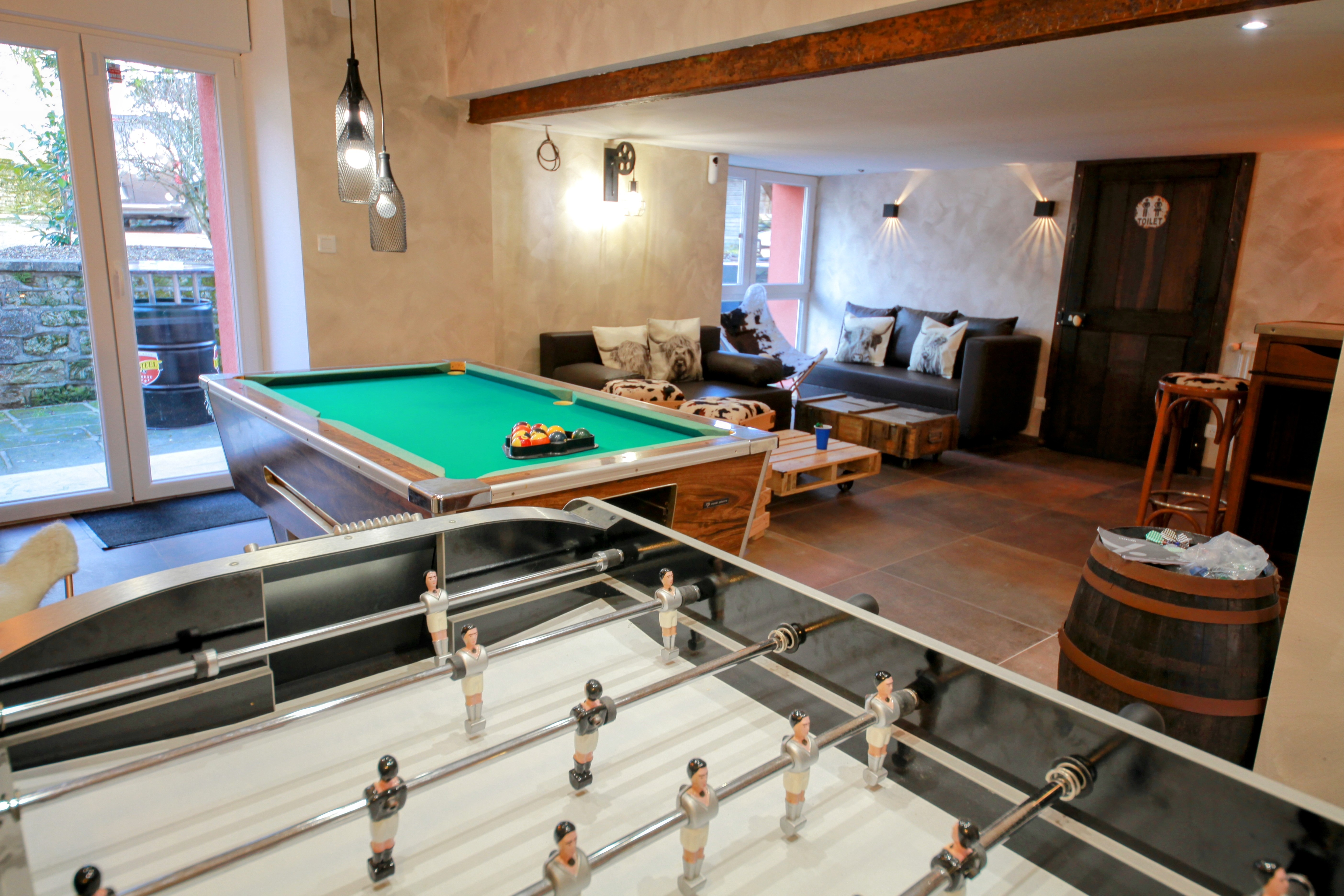 Baby-foot, billard et jeux de fléchettes - La Ferme à Gaston, gîte de groupe
