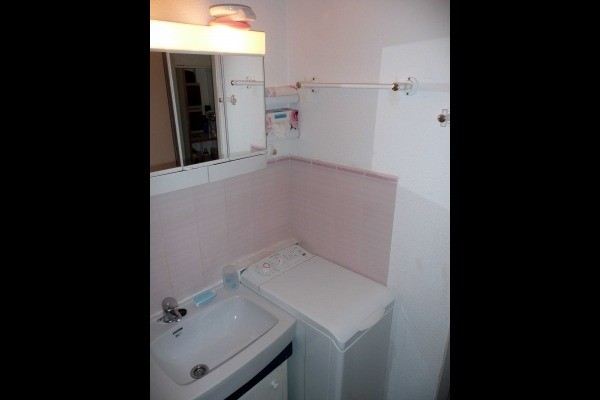 SALLE DE BAIN + MACHINE A LAVER LE LINGE