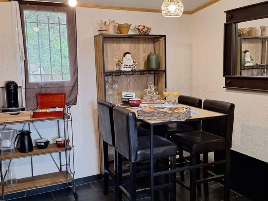 Salle de petit déjeuner - Chambre D'AQUI D'AIA