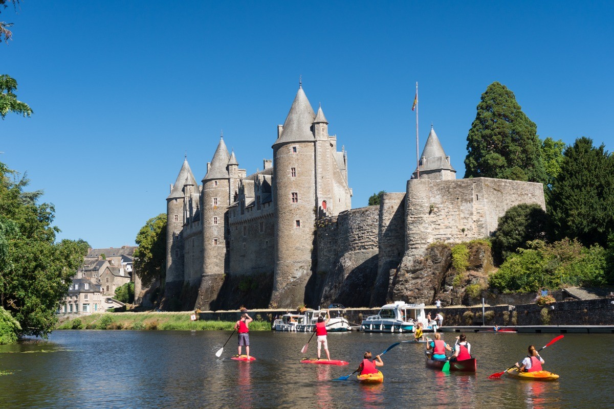 La Bretagne est reconnue pour ses édifices religieux et le centre Bretagne ne déroge pas à cette règle. Profitez de votre séjour au Val de Landrouët pour découvrir des petits bijoux architecturaux loin de l’agitation touristique.