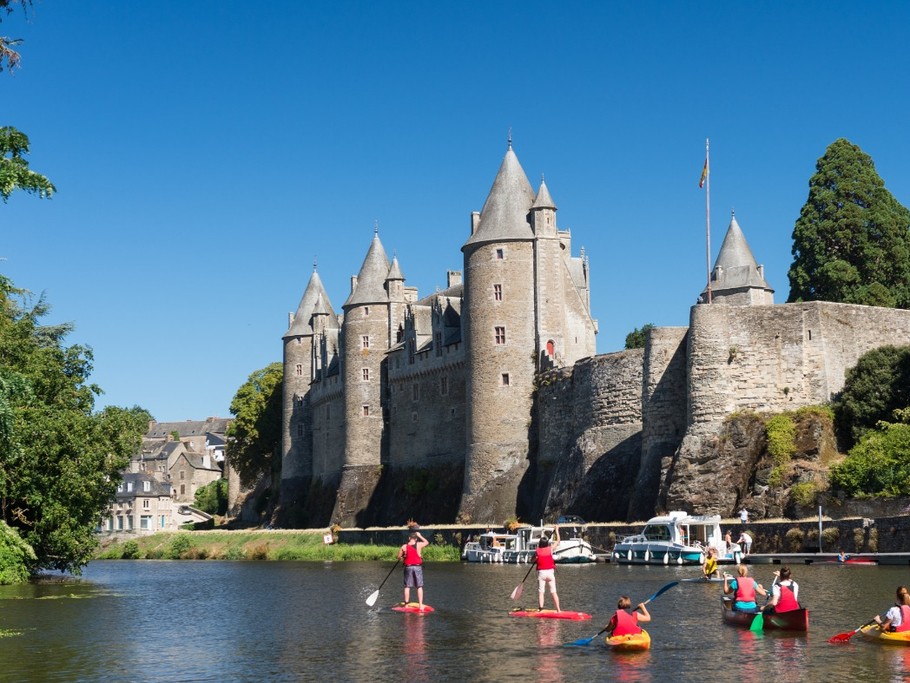 La Bretagne est reconnue pour ses édifices religieux et le centre Bretagne ne déroge pas à cette règle. Profitez de votre séjour au Val de Landrouët pour découvrir des petits bijoux architecturaux loin de l’agitation touristique.