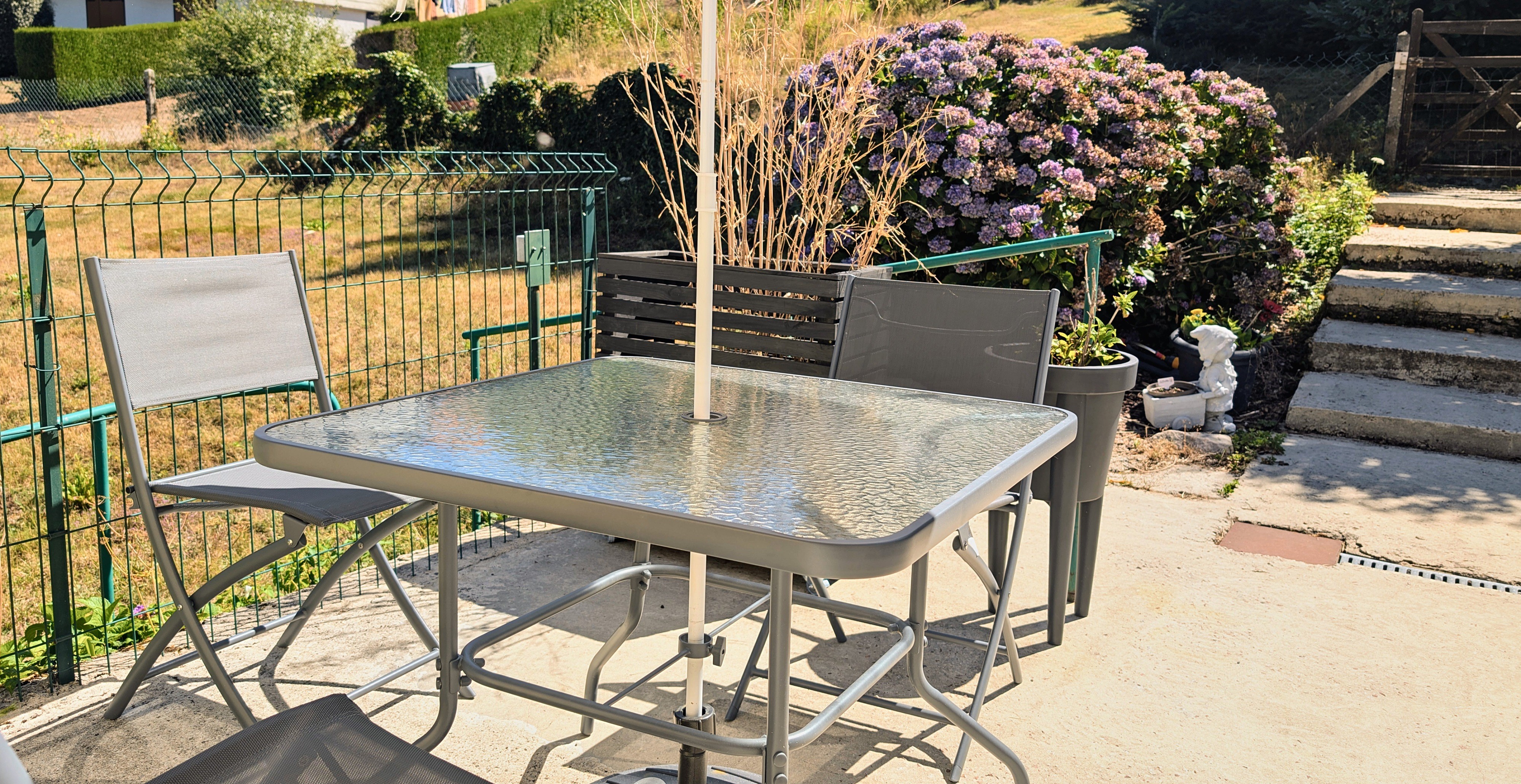 Le Nid – Holiday cottage, sleeps 3, Beaumont du Lac, Haute-Vienne: The Terrace