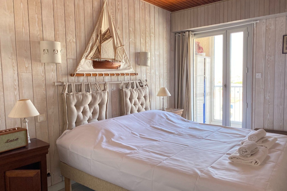 Chambre 1 avec un lit en 160