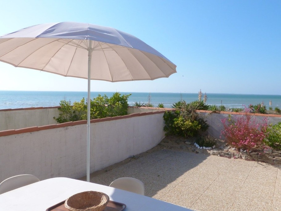 Terrasse avec salon de jardin sur vue mer