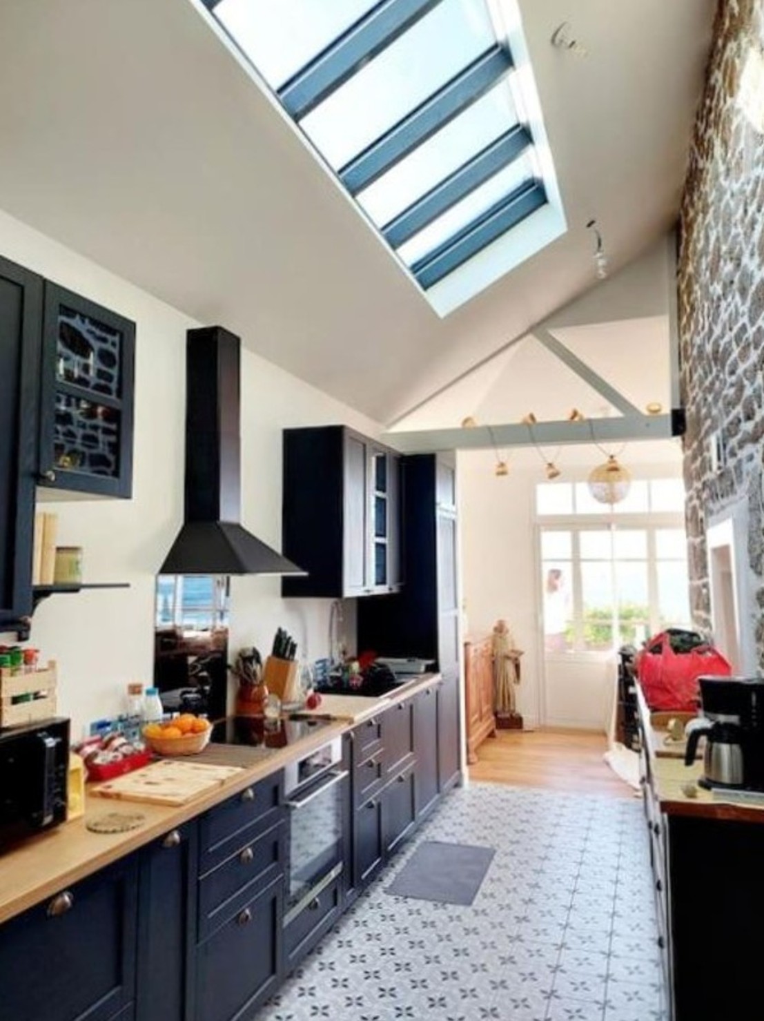 Cuisine spacieuse et entièrement équipée, ouverte sur la véranda et le salon.