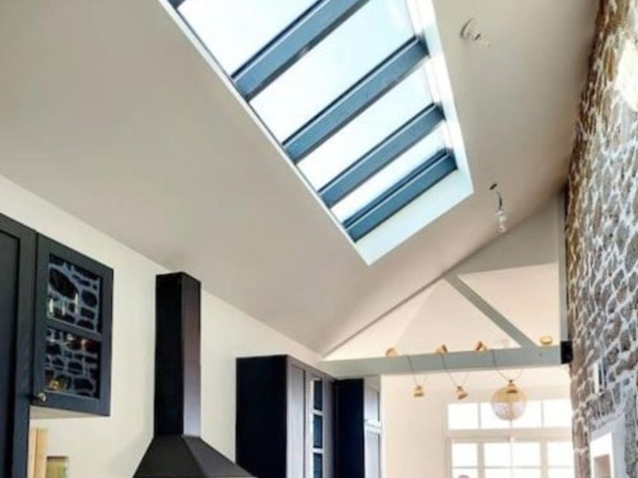 Cuisine spacieuse et entièrement équipée, ouverte sur la véranda et le salon.