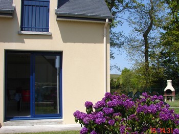 Avec un barbecue et un terrain clos pour votre sécurité.