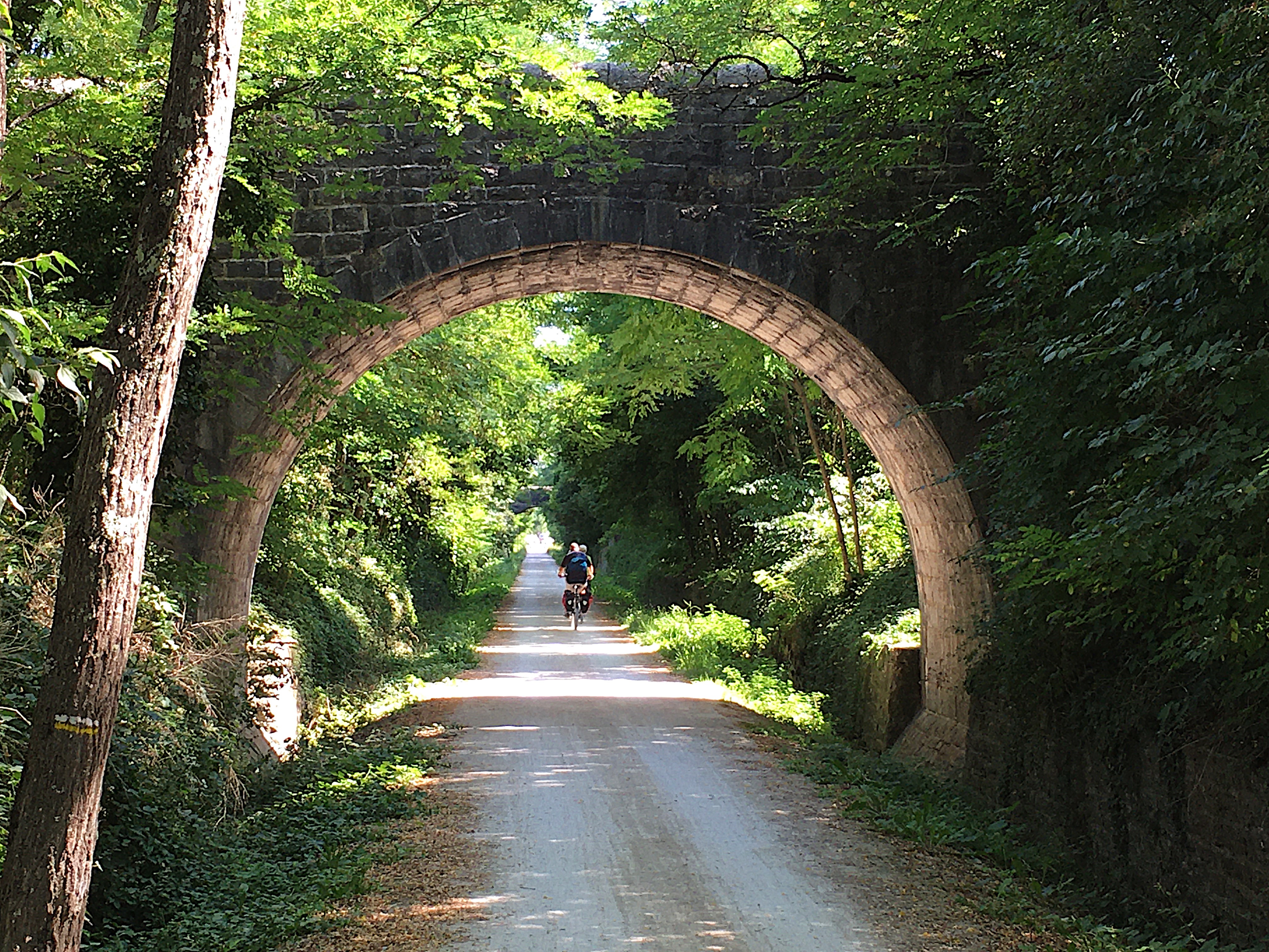 Balade à vélo sur la Via Ardèche, voie verte à quelques pas de notre gîte.