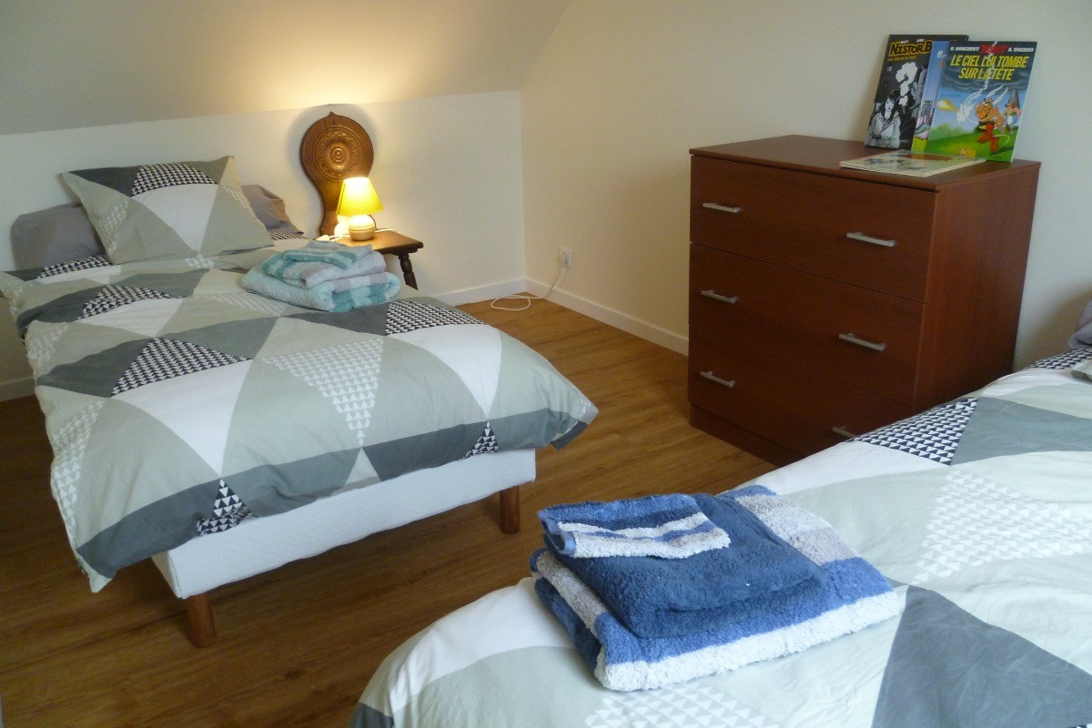 Etage: chambre 2 avec 2 lits 90 x 200