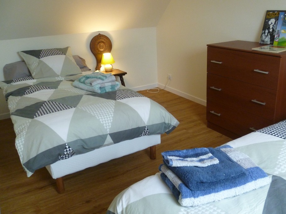 Etage: chambre 2 avec 2 lits 90 x 200
