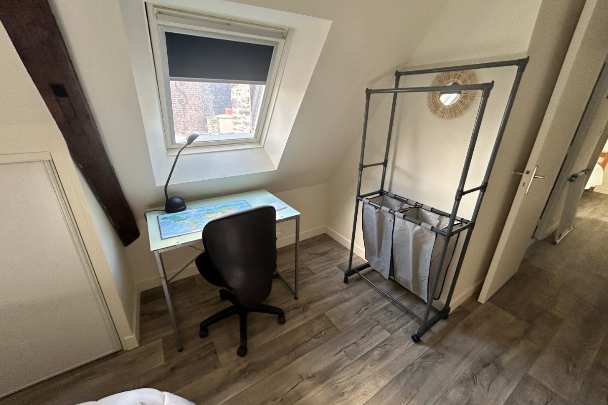 Chambre spacieuse sous comble pour 2 personnes (lit 140 cm) avec nombreux rangement et  espace bureau (télétravail possible, Wifi fourni)
