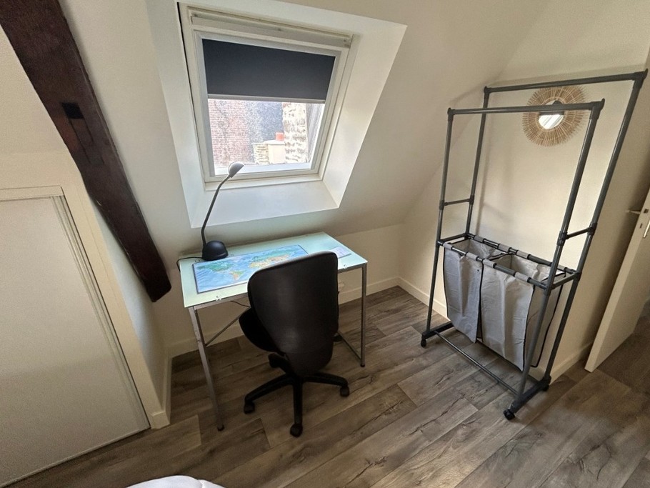 Chambre spacieuse sous comble pour 2 personnes (lit 140 cm) avec nombreux rangement et espace bureau (télétravail possible, Wifi fourni)