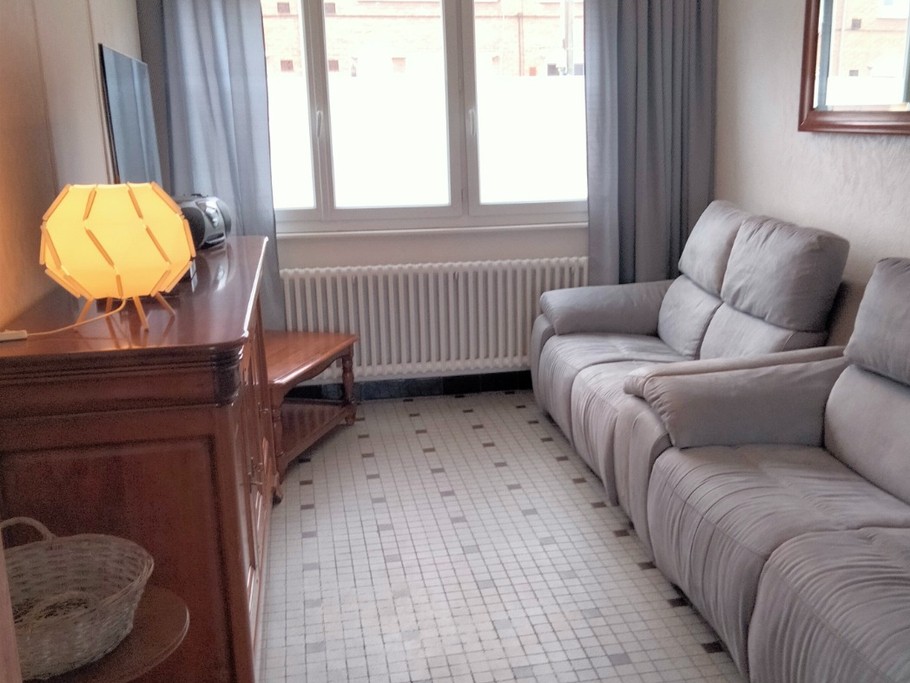 Coin salon avec télévision