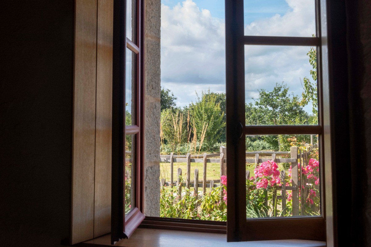 Vue sur le jardin de la longère