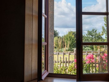 Vue sur le jardin de la longère