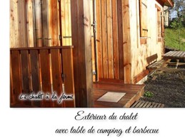 Extérieur du chalet avec sa cour fermée