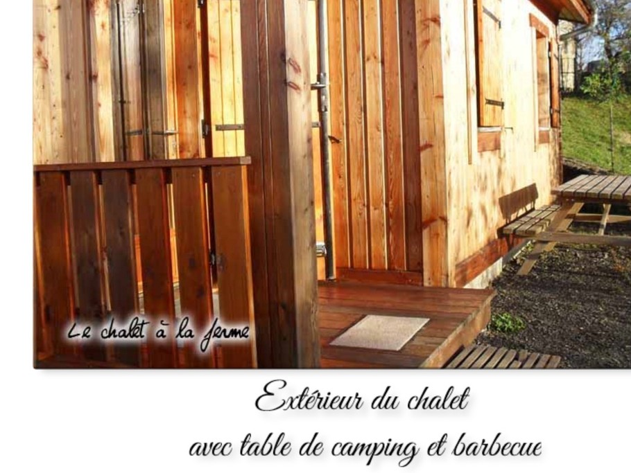 Extérieur du chalet avec sa cour fermée