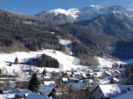 Promenade en raquette au dessus du village