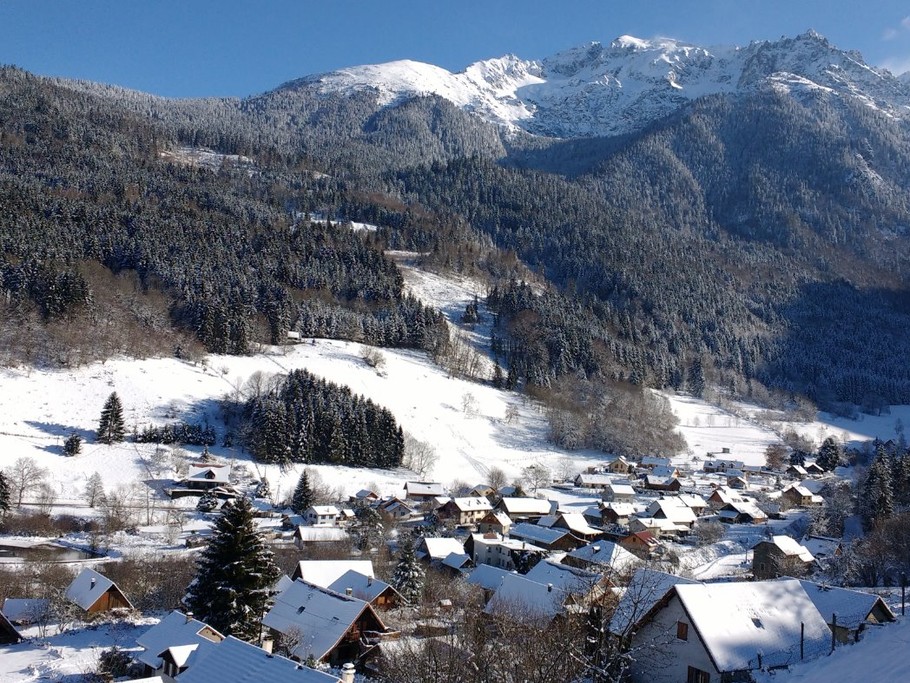 Promenade en raquette au dessus du village