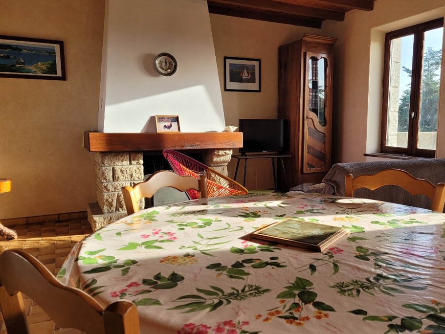 Le Coz, location, Pointe de la Tour, Plouha, Clévacances, pièce de vie au RDC avec salon salle à manger et cuisine