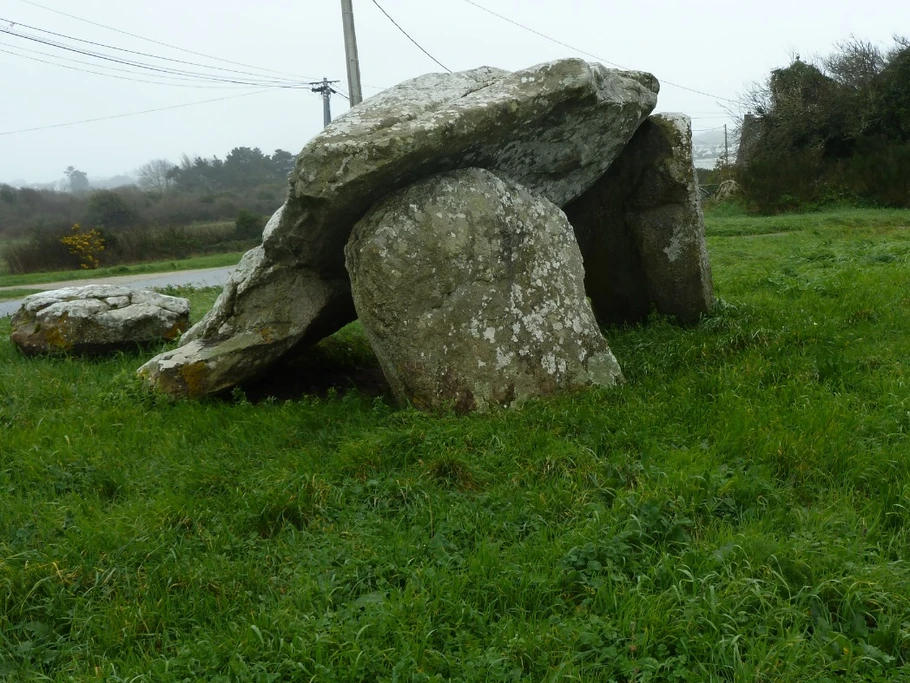 LES MENHIRS